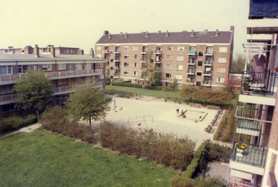 806307 Gezicht op de speelplaats op het binnenterrein achter een flatgebouw aan de Oud-Wulvenlaan te Utrecht, met links ...